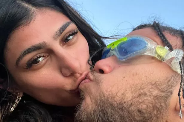 amanda wahl add mia khalifa kiss photo