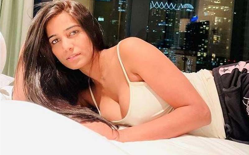 aina nasir add poonam pandey naked photo