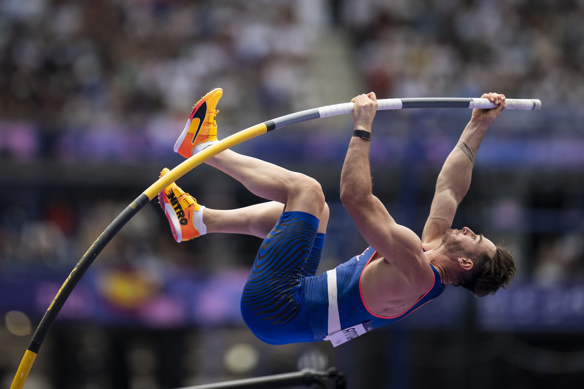 choong yoke chin add sexy pole vaulter photo