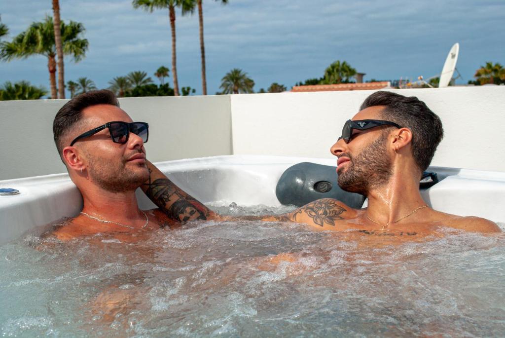 charlie tabone add hot tube gay photo