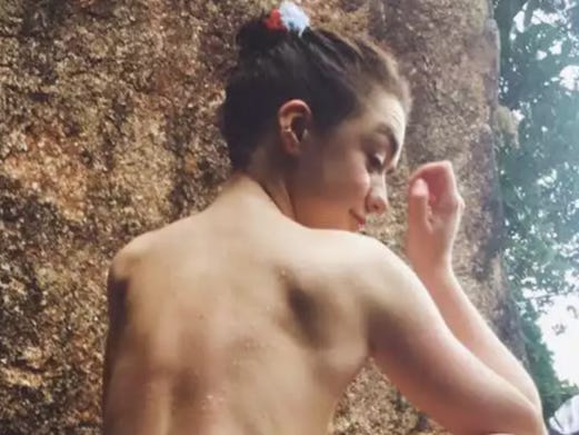 andreanne rozon add maisie williams butt photo