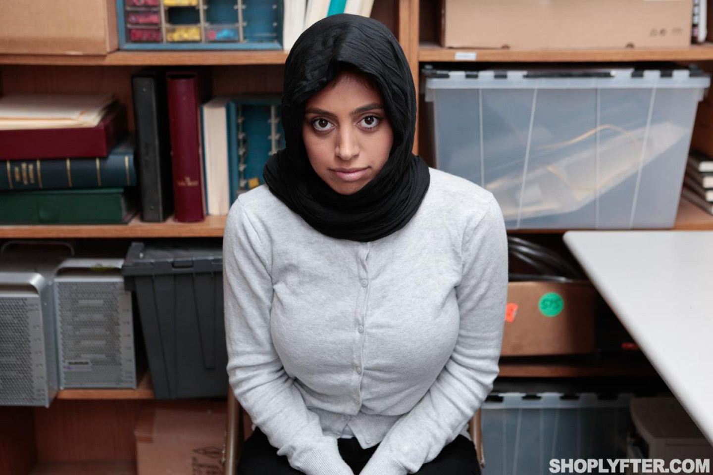 chris huckstep add shoplyfter hijab image