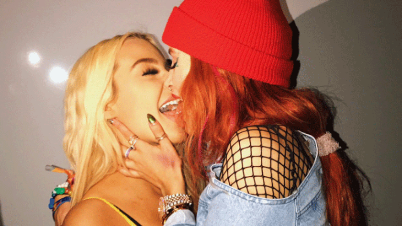 asri sulaiman add tana mongeau lesbian photo